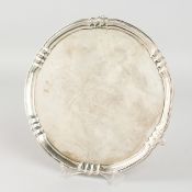 A GOLDSMITHS & SILVERSMITHS PIECRUST CIRCULAR SALVER. 9.5ins diameter. London 1932. Weight: 18ozs.