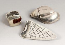 A SILVER SHELL BROOCH, A JAMMIK .925 SILVER BROOCH and A RING (3).
