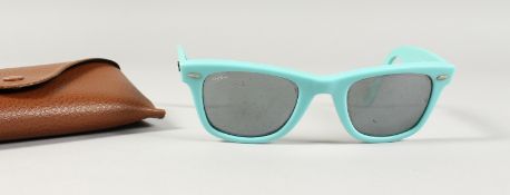 BLUE RAY-BAN WAYFARER SUNGLASSES in case.