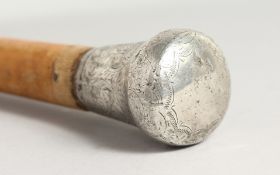 AN EDWARDIAN WALKING CANE with engraved silver handle. London 1904. 3ft long.