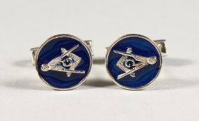 A PAIR OF SILVER AND BLUE ENAMEL MASONIC CUFFLINKS.