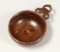 A TREEN PORRINGER. 4ins diameter.