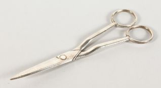 A PAIR OF GEORGIAN SILVER SCISSORS by William Eley and William Fearn.
