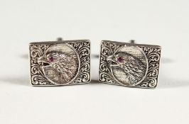 A PAIR OF SILVER AMERICAN EAGLE CUFFLINKS.