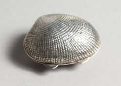 A SILVER SHELL SNUFF/PILL BOX.