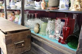 A quantity of glassware.