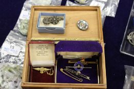 A 9ct RAF brooch, various other brooches and a pair of cufflinks.