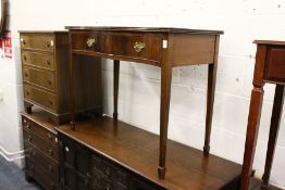 A mahogany serpentine fronted single drawer side table.