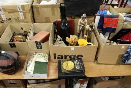 A quantity of miscellaneous collectables.