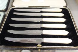A cased set of fruit knives with mother-of-pearl handles.
