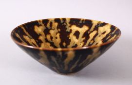 A CHINESE JIZHOU KILN POTTERY BOWL, with a graduated glaze, 16cm.