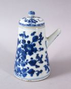 AN 18TH / 19TH CENTURY CHINESE BLUE & WHITE PORCELAIN COFFEE POT& COVER, decorated with floral