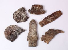 A MIXED LOT OF SIX CHINESE CARVED HARDSTONE PENDANTS / CARVINGS, of varied form and style (6)