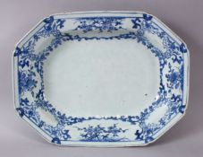 AN 18TH CENTURY CHINESE BLUE & WHITE PORCELAIN SERVING DISH, decorated with simple taste floral