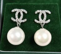 A SILVER CHANEL STYLE DESIGN PEARL DROP EARRINGS