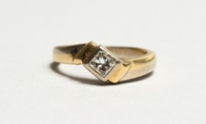 AN 18CT GOLD DIAMOND SET RING.