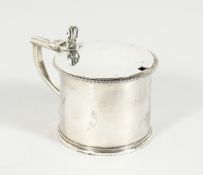 A GEORGE III SILVER DRUM MUSTARD POT, COVER AND LINER, with gadrooned edge, 3cm diameter. London