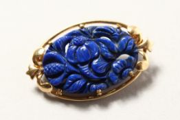 A 14 CT GOLD LAPIZ CARVED BROOCH