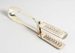 A PAIR OF VICTORIAN ASPARAGUS SERVERS London 1845, maker John & Albert Savoy