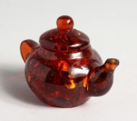 A SMALL AMBER TEA POT AND COVER 2 ins diameter