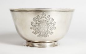 AN EARLY IRISH SILVER CIRCULAR PLAIN PEDESTAL BOWL, 6.5 diameter Circa.1725 - 1720, possibly William