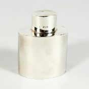 A SMALL PLAIN SILVER VICTORIAN CADDY AND LID, 2.75 inches high, London 1896, maker WS & CS.