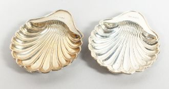 A SMALL PAIR OF SILVER SHELL SHAPED BUTTER DISHES, Sheffield 1910.