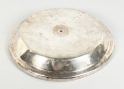 A PLAIN SILVER CIRCULAR FOOD COVER, 12 inches diameter, Britannia standard 1912, weighs 27 ozs.