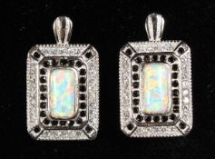 A PAIR OF ART DECO DESIGN DROP EAR RINGS