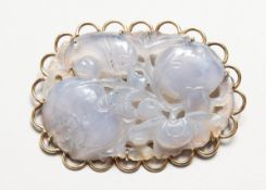 A LAVENDER GOLD BROOCH