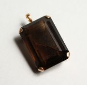 A 14CT GOLD SMOKY TOPAZ BROOCH.