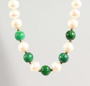 A 14 CT GOLD JADE AND PEARL NECKLACE