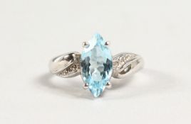 A SILVER AND AQUAMARINE RING
