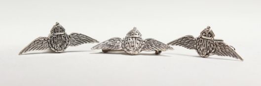 A PAIR OF SILVER RAF CUFF LINKS AND PIN