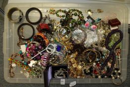 A large quantity of bijouterie.