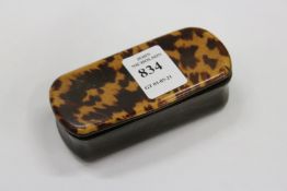 A horn and tortoiseshell snuff box.