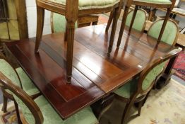 An Edwardian mahogany draw leaf dining table on cabriole legs.