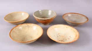 A MIXED LOT OF 5 EARLY CHINESE GLAZED POTTERY BOWLS, of varying size, approx 15.5cm. (5)