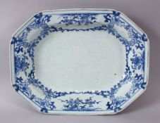 AN 18TH CENTURY CHINESE BLUE & WHITE PORCELAIN SERVING DISH, decorated with simple taste floral