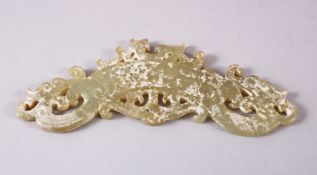 A LARGE CHINESE CARVED HARDSTONE PENDANT, 13CM