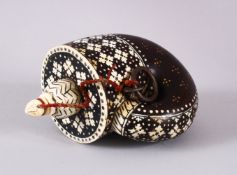 A FINE 18TH / 19TH CENTURY HARDWOOD INLAID INDO PORTUGUESE PODER FLASK, inlaid with ivory border