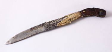 A FINE 18TH CENTURY SRI LANKAN PIHA KEATA DAGGER, with carved horn hilt and gilded decoration,
