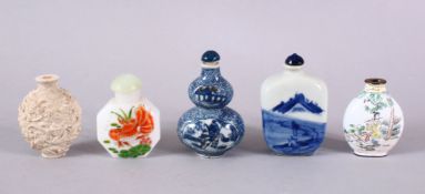A MIXED LOT OF 5 CHINESE SNUFF BOTTLES, two blue & white porcelain, both with marks to base, one