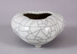 A CHINESE GE GLAZE PORCELAIN TRIPOD BRUSH WASH, with iron wire style decoration, 10cm.