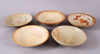A MIXED LOT OF 5 EARLY CHINESE GLAZED POTTERY BOWLS, of varying size (5)