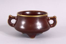 A CHINESE TWIN HANDLE PORCELAIN CENSER, decorated with gilt highlights and a seal mark to base, 11cm