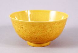 A CHINESE YELLOW GLAZED DRAGON PORCELAIN TEA BOWL - the body decorated with scenes of dragin chasing