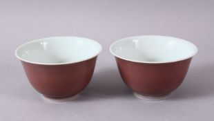 A PAIR OF PINK GROUND TEA BOWLS, six character mark, 9cm diameter.