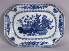 AN 18TH CENTURY CHINESE EXPORT BLUE & WHITE PORCELAIN SERVING DISH, with floral bouquet