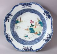 AN 18TH CENTURY CHINESE FAMILLE ROSE / BLUE & WHITE PORCELAIN BASIN, decorated central in famille